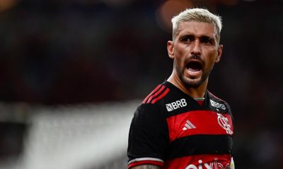 Flamengo goleia e assume a liderança do Carioca